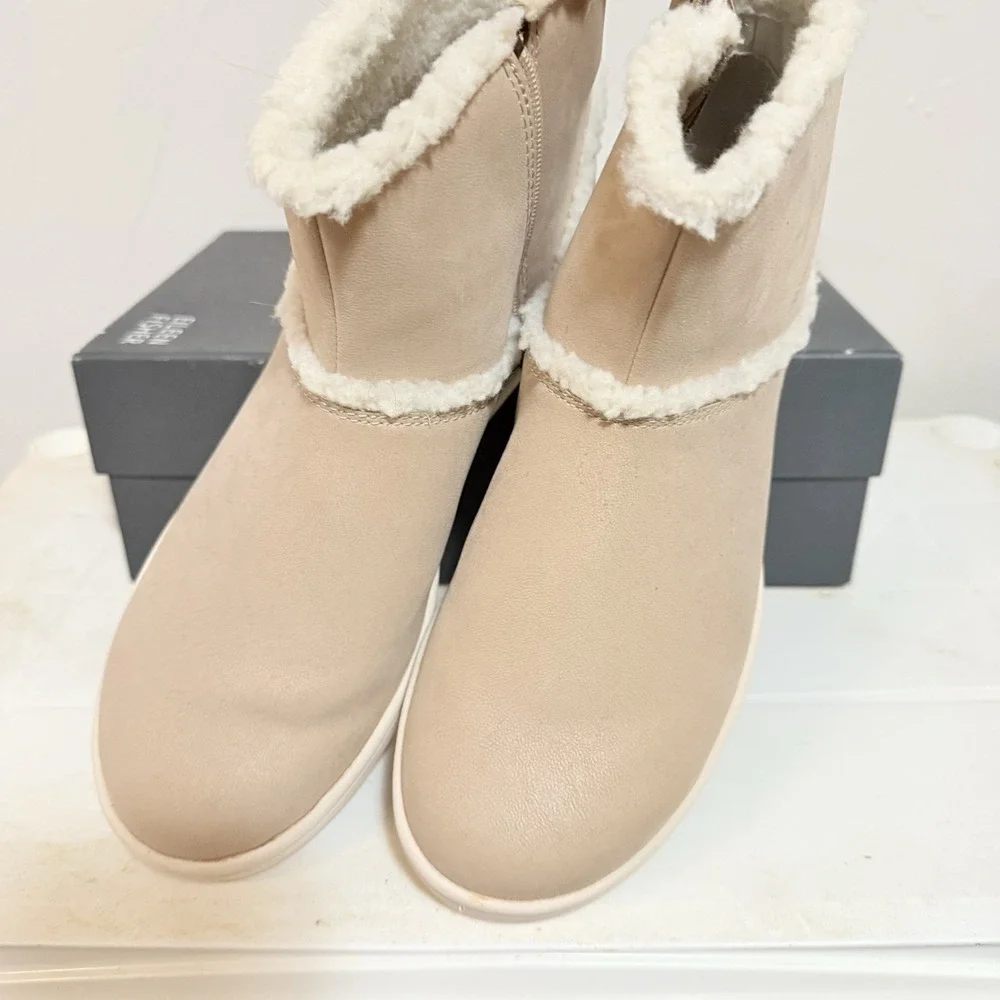 Clarks Cloudsteppers Step Glow Rose Faux Fur Ankle Boots Sand Size 8 M‎ A387152